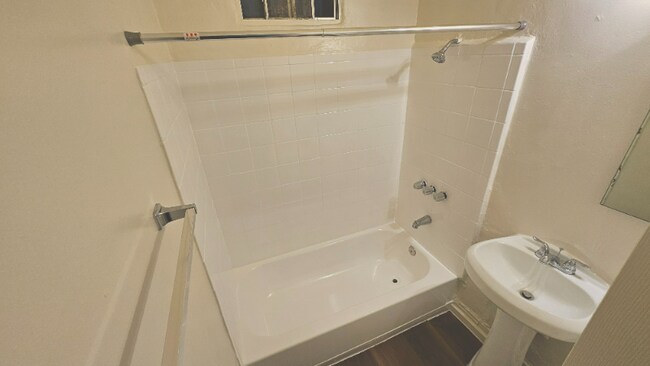 Building Photo - 844 S Westlake Ave