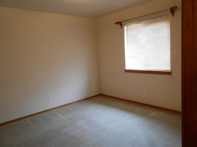 Building Photo - VIDEOTOUR: 2-Bedroom with Garage, close to...