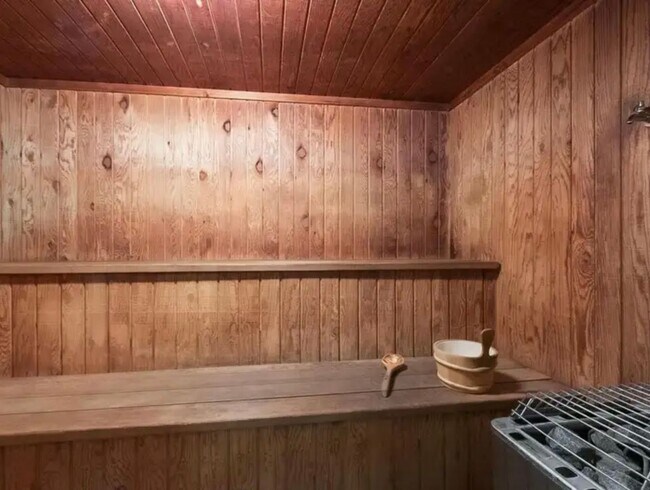 Building Photo - Beautiful 1 bed 1 bath executive condo! Heated parking, gym, sauna!