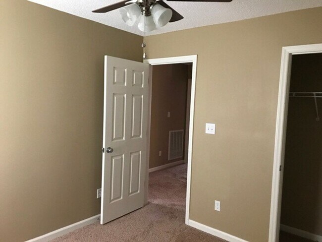 Building Photo - Prime location in  Clayton!