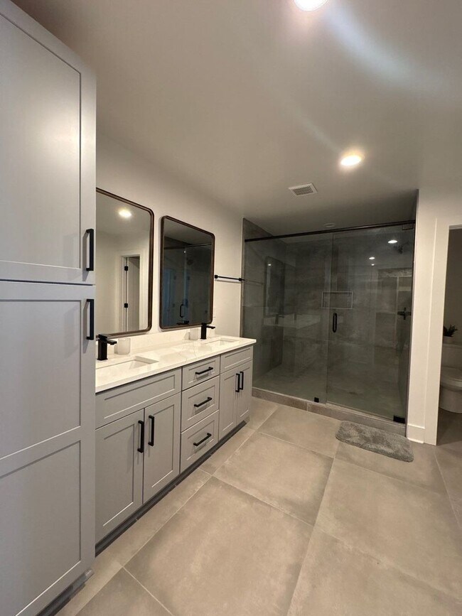 Building Photo - Fully Furnished 5 Bed, 3.5 Bath Located In East Nashville's McFerrin Park Neighborhood w/ Flexibl...