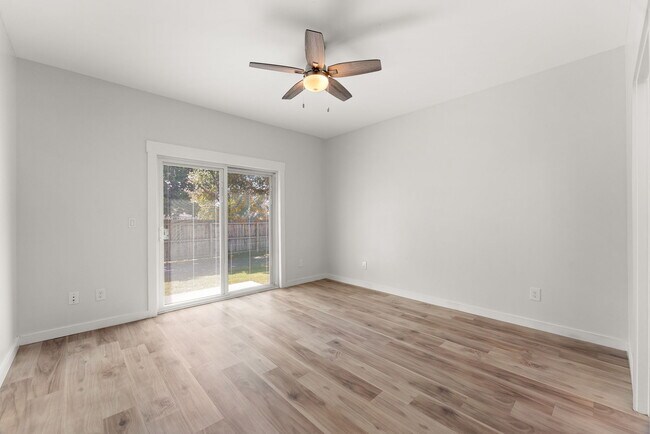 Building Photo - 2566 Oak St