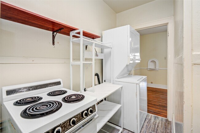 Building Photo - 401 W Clay St