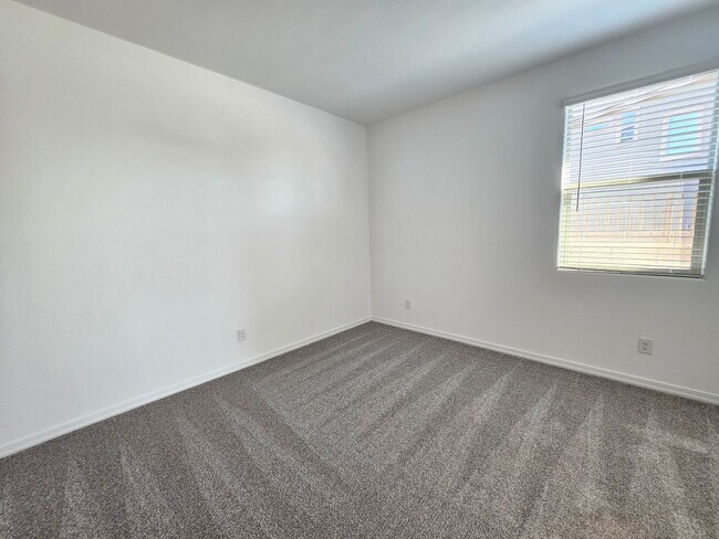 Building Photo - Stunning views