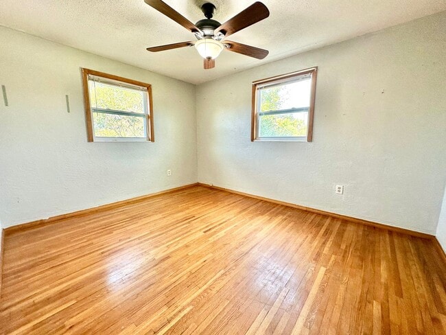 Building Photo - DeLand POOL-home: 4Bedrooms/2Baths - Perfect for family living!