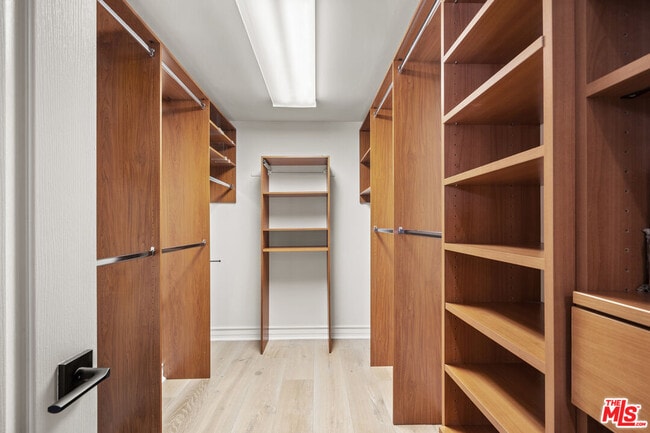 Building Photo - 122 N Clark Dr