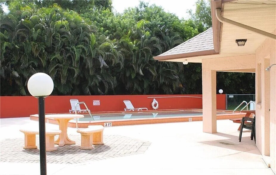 Building Photo - 203 SE 15th Pl