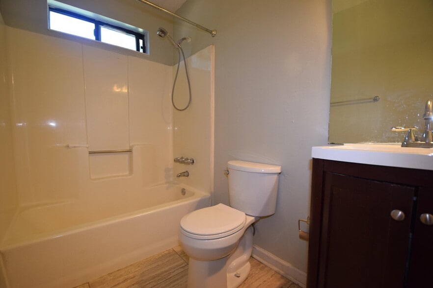 upstairs bath - 308 Atlanta Ave SE