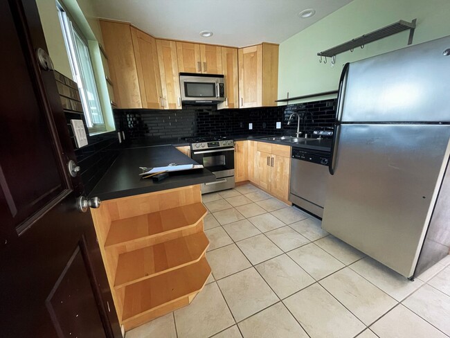 Building Photo - Charming upstairs 2/2 Condo in Clairemont