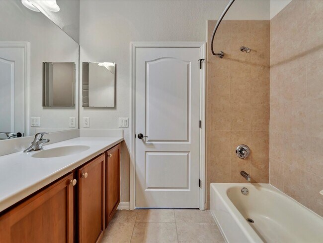 Building Photo - Pristine 4 bed/ 2 bath Annual Rental in Stoneybrook of Venice