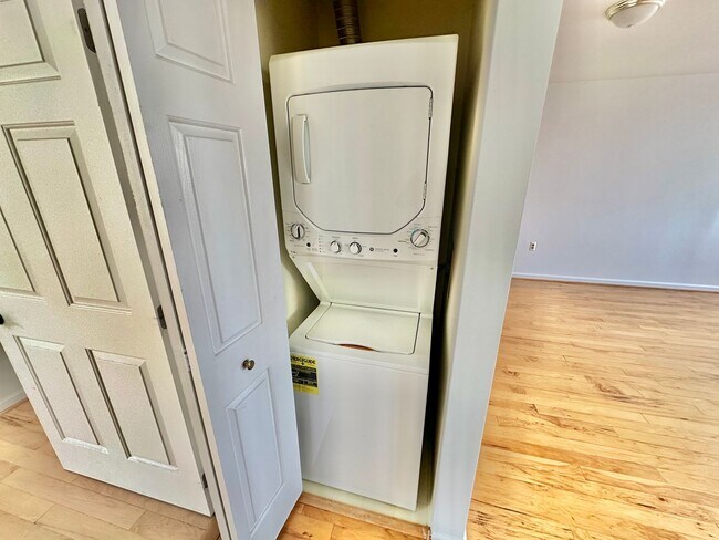 Building Photo - Fantastic 1 Bed with Den/Office/Additional Sleeping area! Conveniently located near Dupont, Logan...