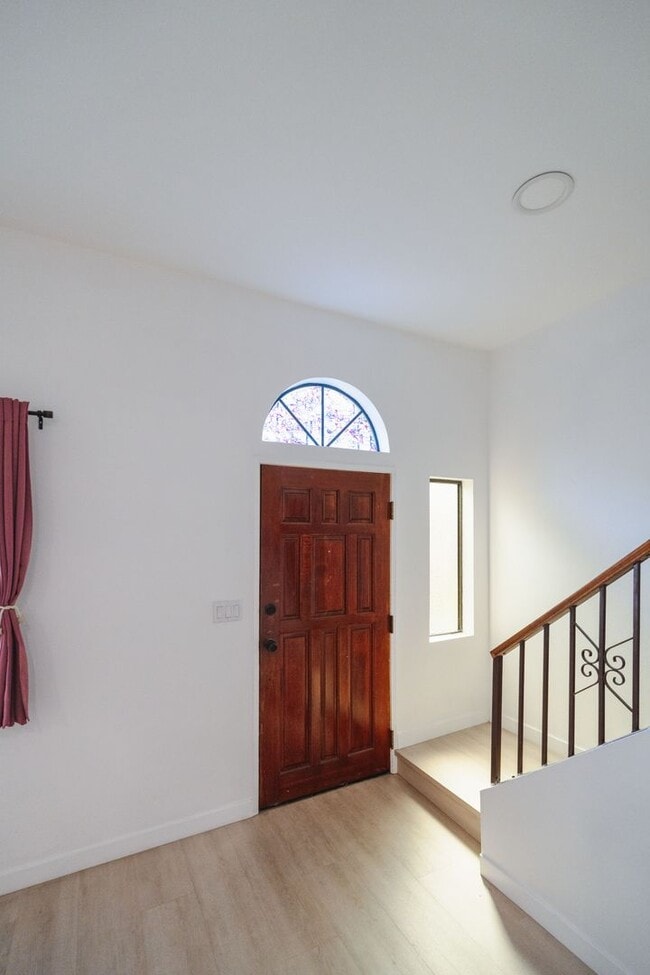 Building Photo - BEAUTIFUL 4 Bed 3 Bath unit
