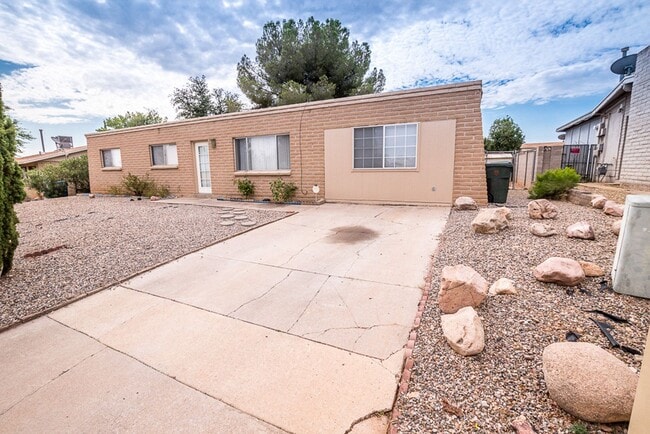 Building Photo - Spacious 3 Bedroom, 2 Bath Home with Updat...