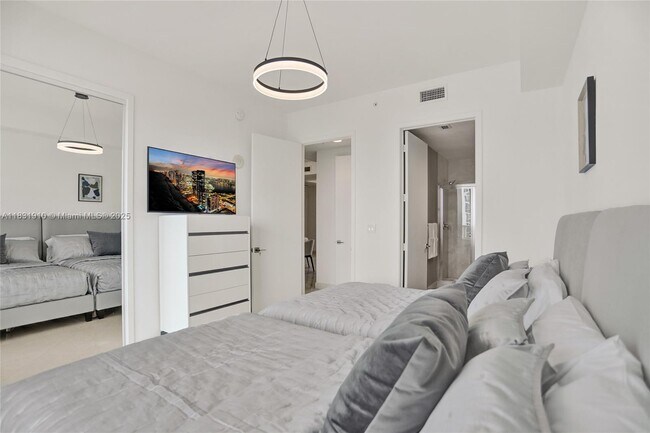 Building Photo - 18101 Collins Ave