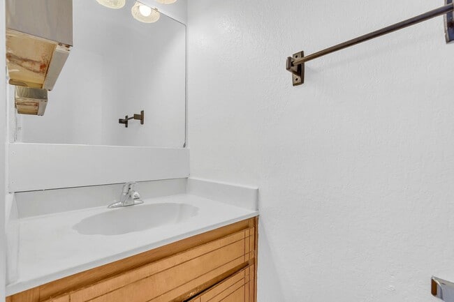 Building Photo - Charming townhouse for rent