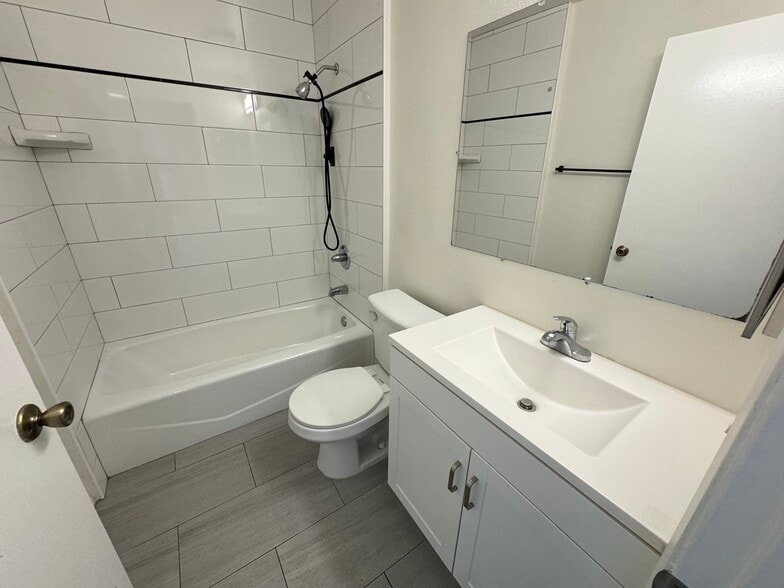 Building Photo - 4633 Vermont Pl