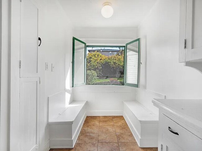 Building Photo - 1044 Manzanita St