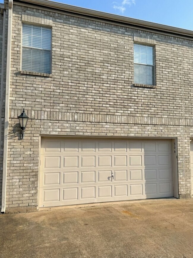 Building Photo - 3780 Tanglewilde St