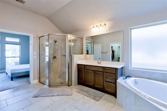 Building Photo - 2424 Burberry Ln