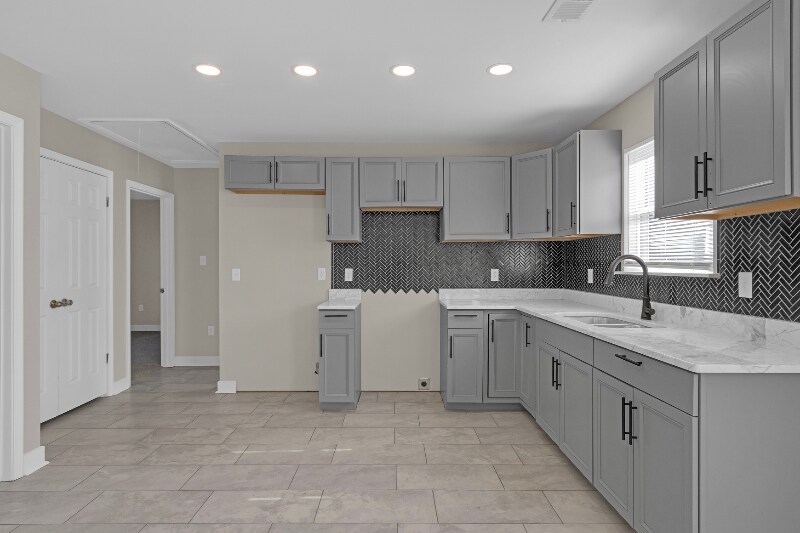 Building Photo - 830 David St