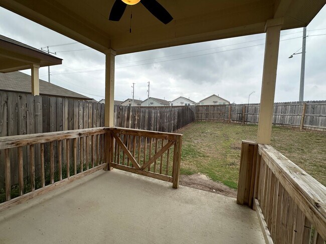 Building Photo - Luxury Townhome