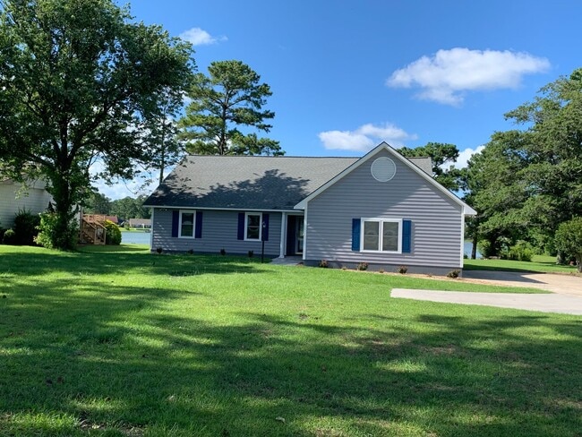 Building Photo - Beautiful Home on Lake Clermont