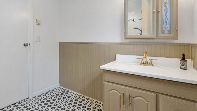 Building Photo - 3 bedroom (Entire House) in the Solitude Village section of High Bridge