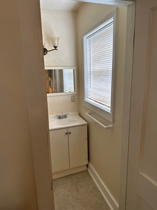 Building Photo - 1315 China St