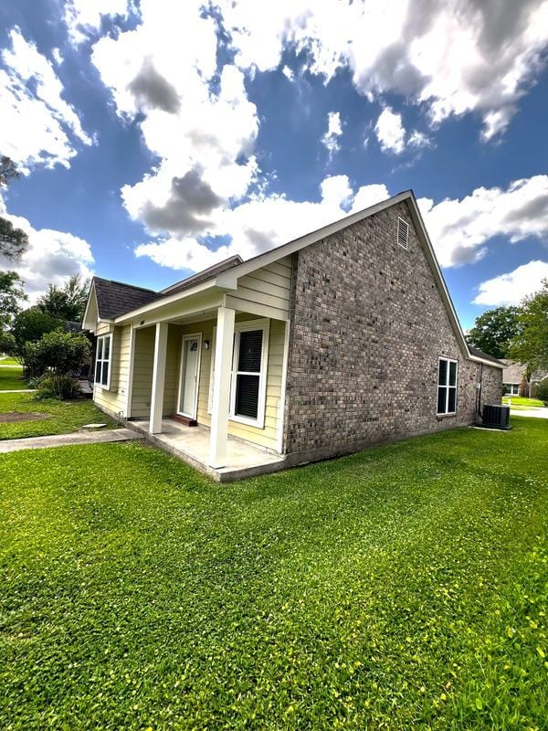 Building Photo - 1741 Twisted Oak Ln