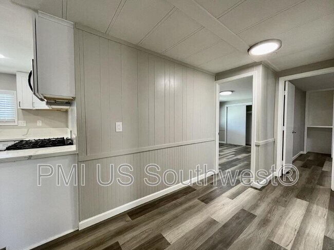 Building Photo - 738 Swan Dr
