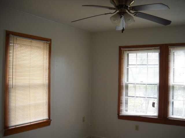 Building Photo - 1102 Blair - Unit A (Upstairs)