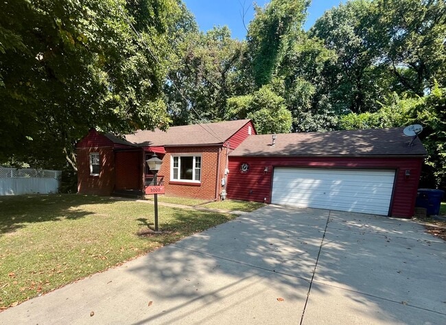 Primary Photo - Two bedroom on quiet Dead-End street in Alton