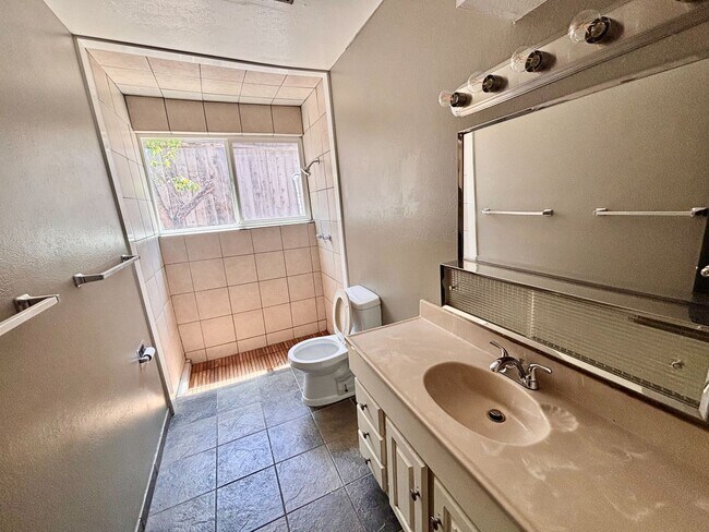 Building Photo - Spacious 4-Bedroom Home in Central Colorado Springs