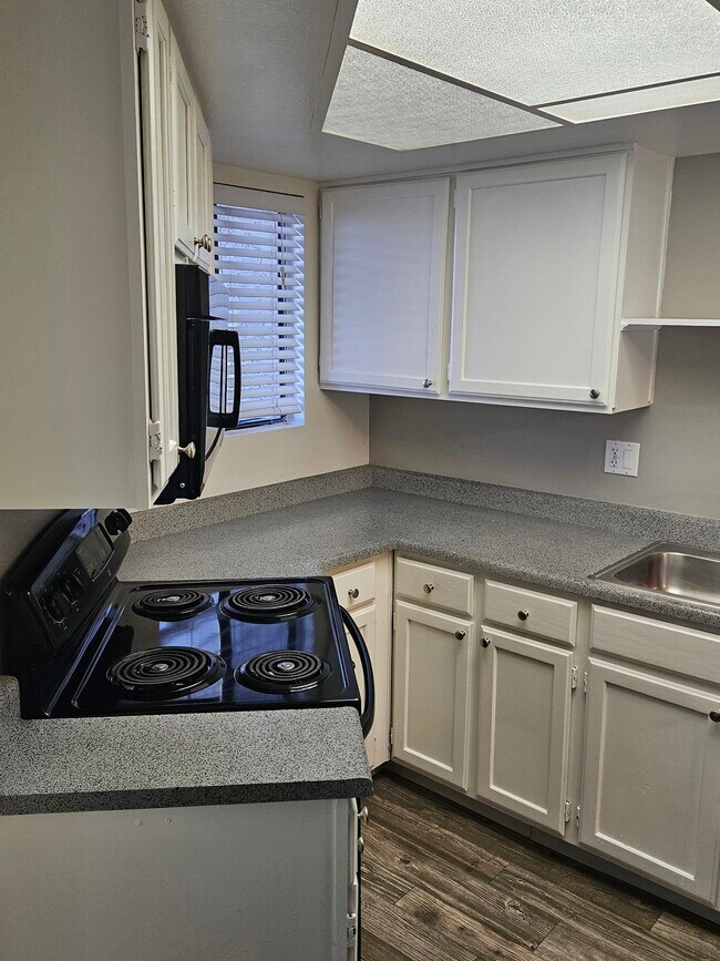 Building Photo - 885 N Granite Reef Rd