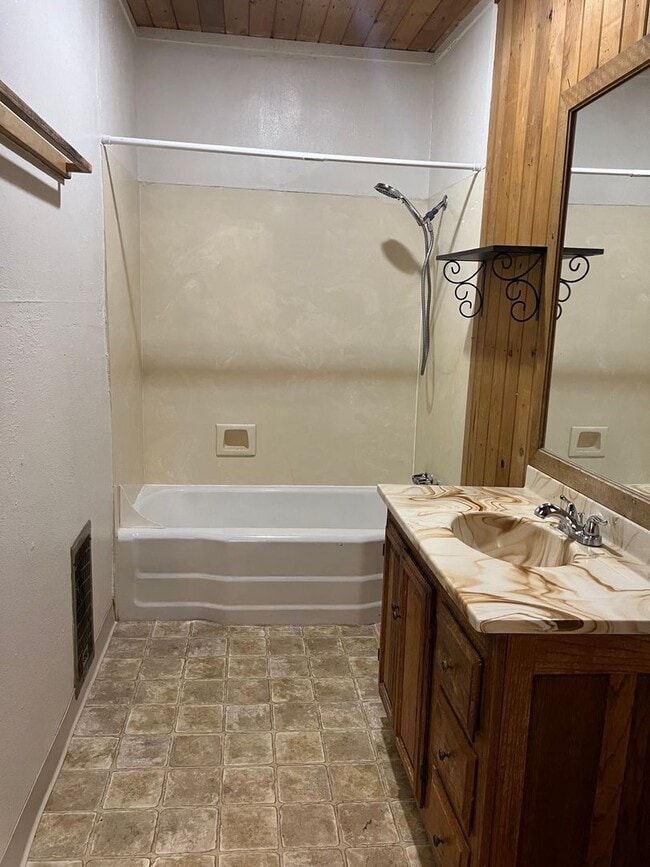 Building Photo - 2 bedroom 1 bath home