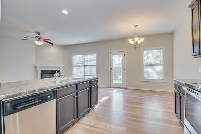 Building Photo - 3 Bedroom 2.5 Bath Townhouse