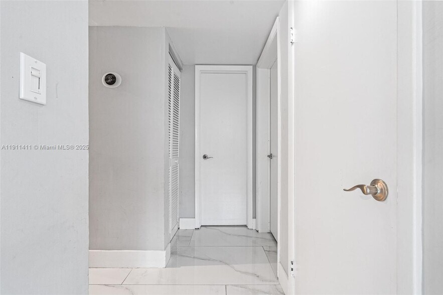 Building Photo - 8351 SW 39th Ct