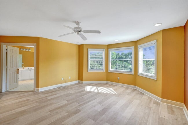 Building Photo - 10902 Tamoron Ln