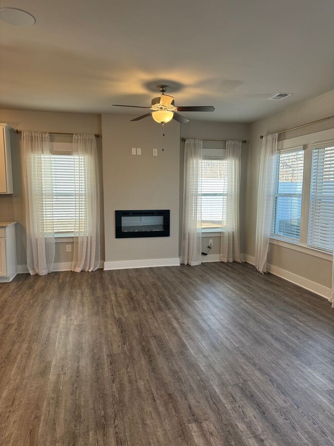 Building Photo - Beautiful New Townhome in Greer!