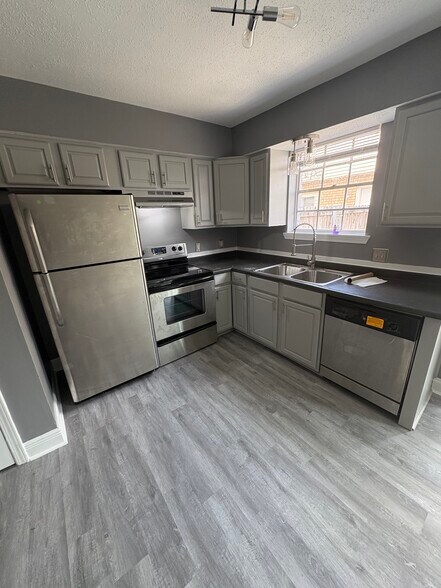 Kitchen - 3609 Golden Dr