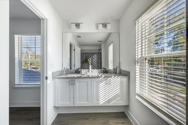 Building Photo - 115 E Broad St