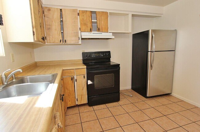 Building Photo - 816 S Wardwell Ave