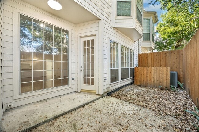 Building Photo - Beautiful Home Near University of St. Thomas