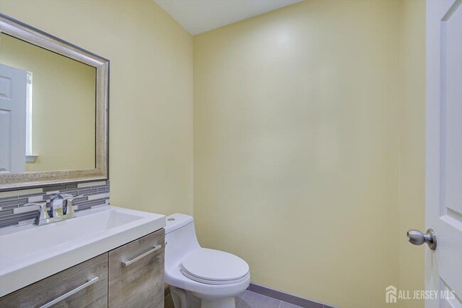 Building Photo - 160 Vasser Dr