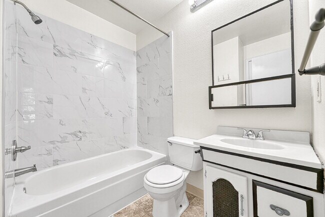 Building Photo - $1,465 - 2 Bed 1 Bath Townhome in Aurora w...