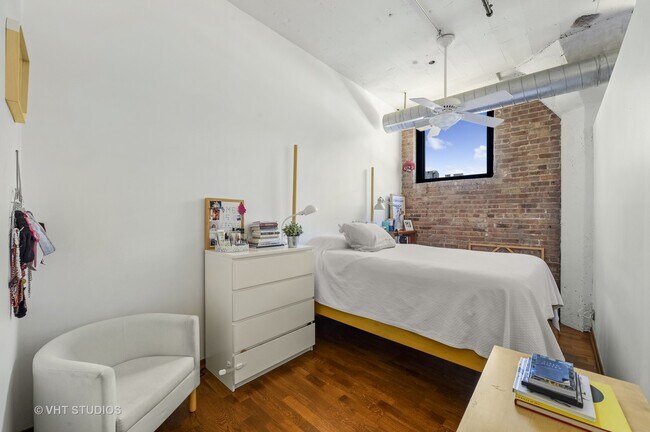 Building Photo - 621 S Plymouth Ct