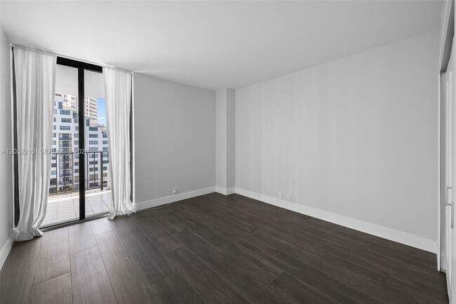 Building Photo - 520 Brickell Key Dr