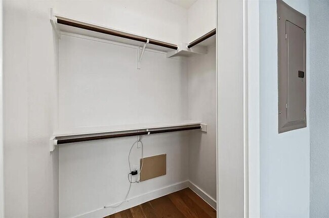 Building Photo - 2002 E 7th St