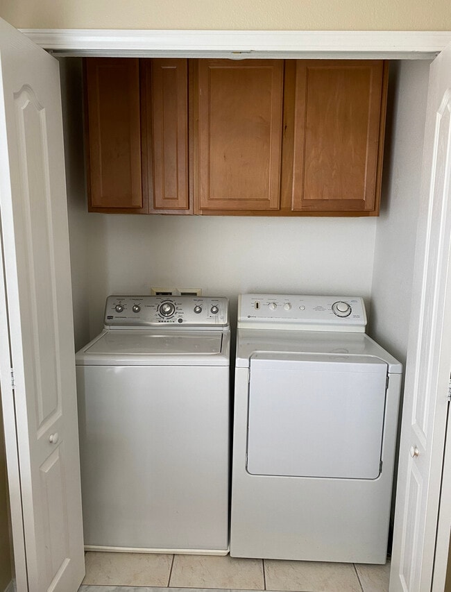 Building Photo - 2517 Lexington Oak Dr