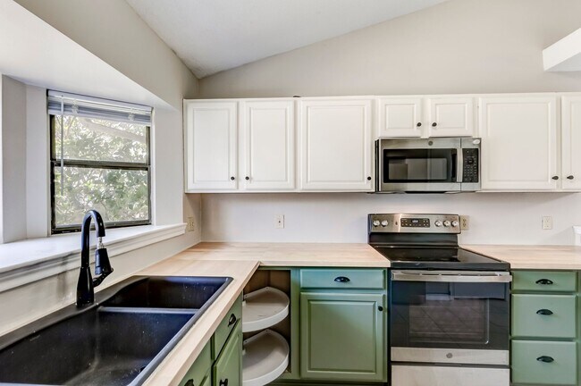 Building Photo - 2015 Newton Dr